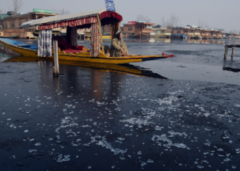 Kashmir under deep freeze, Srinagar shivers at minus 5.2°C on New Year