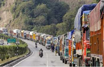 Jammu-Srinagar national highway remains closes, 400 vehicles stranded
